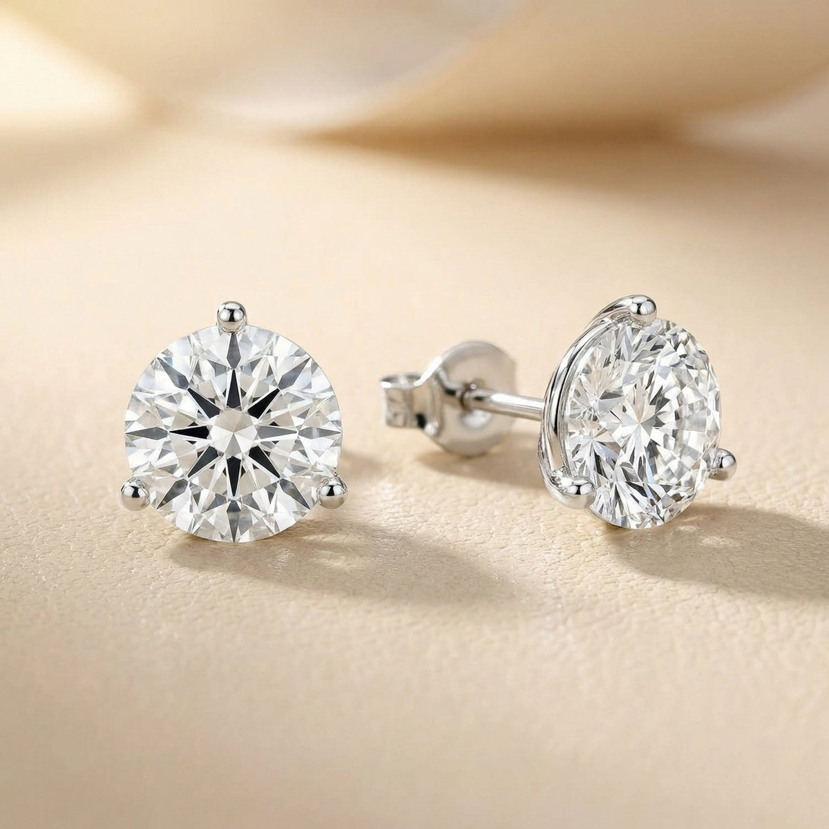 Boucles d'oreilles clous en diamant rond trois griffes en argent