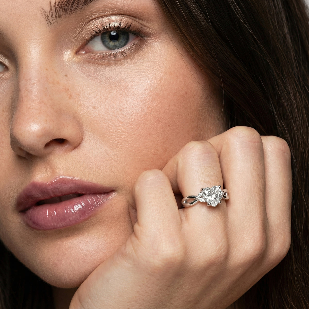 Bague de fiançailles en diamant de laboratoire taille cœur avec tige torsadée en or blanc