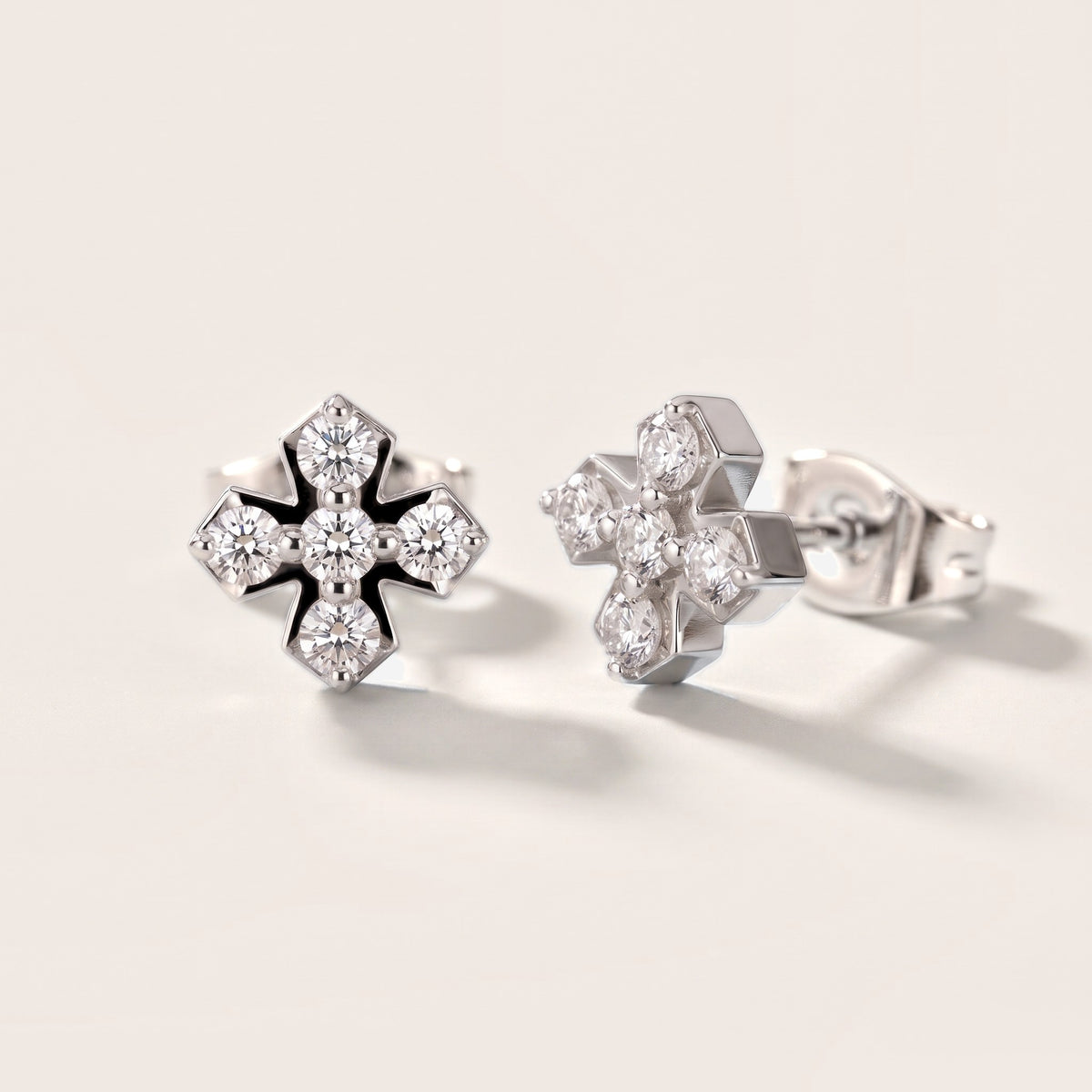 5-Stone Round Diamond Clove Earrings in White Gold [studio-metal-20261024]