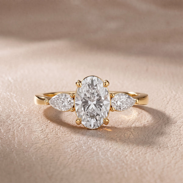 Bague de fiançailles ovale Grace à trois diamants en or jaune
