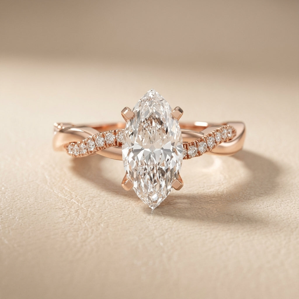 Bague de fiançailles en or rose avec diamant marquise et pavé torsadé