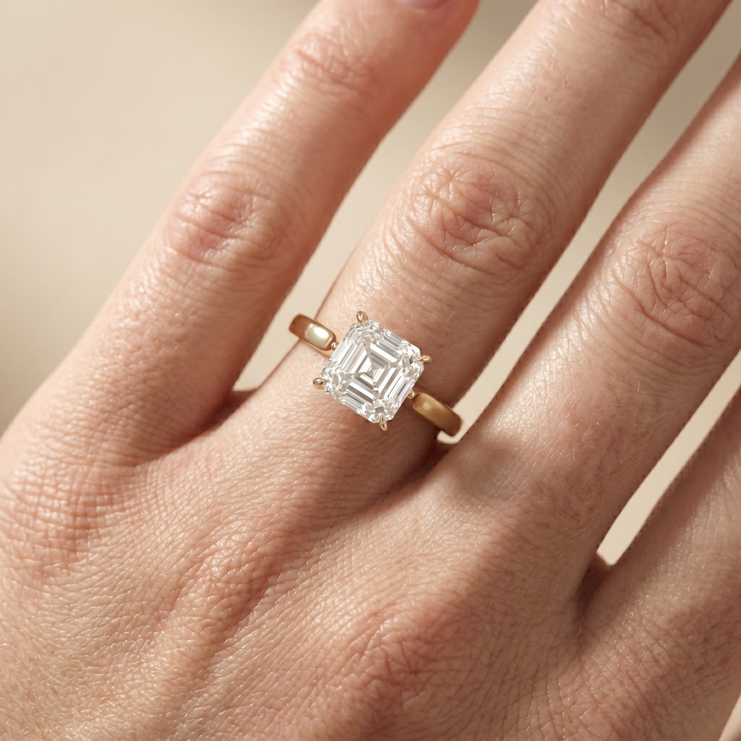 Bague de fiançailles en or jaune avec diamant taille Asscher Isabella Bloom Solitaire