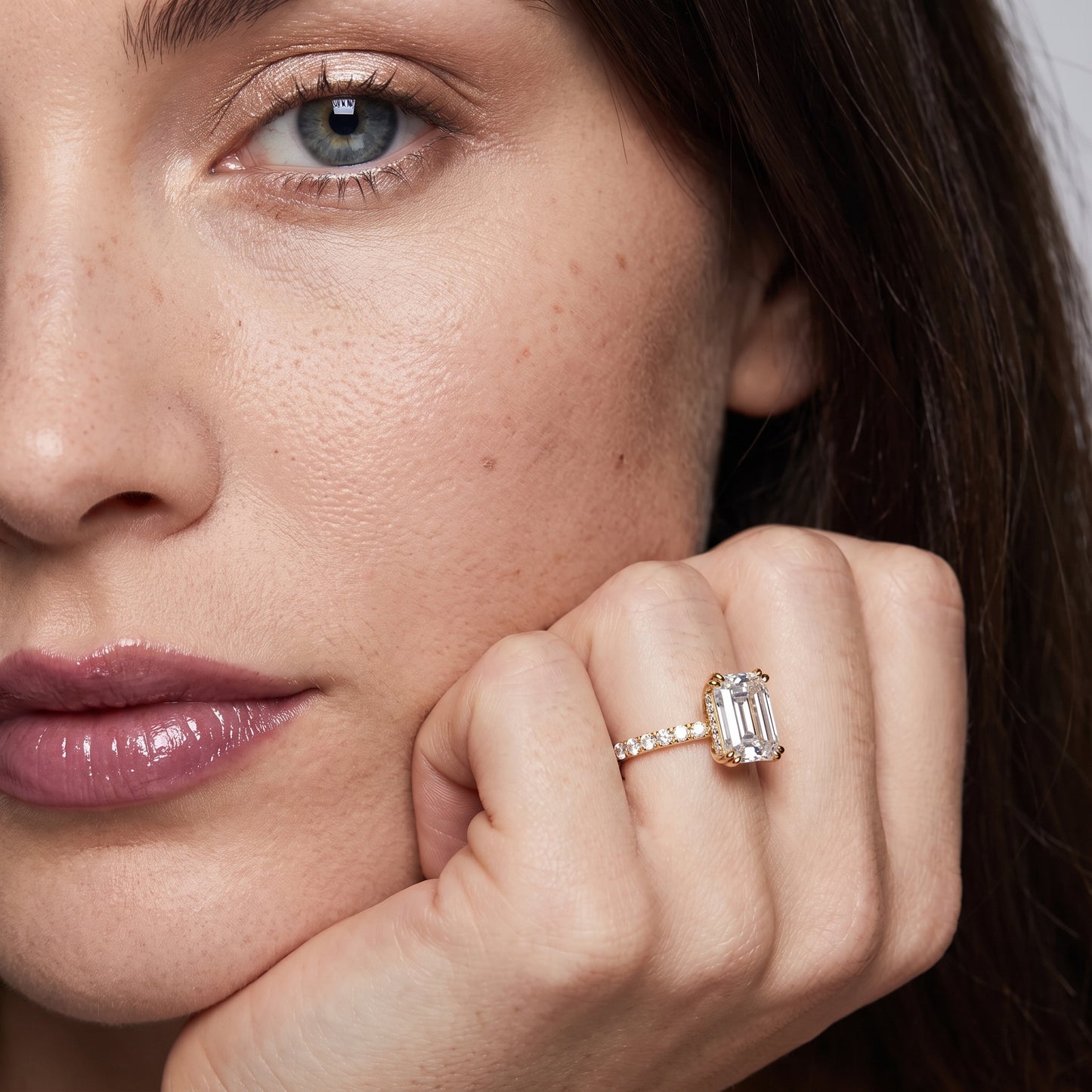 Novara Solitaire Pavé Emerald Diamond Ring in Yellow Gold - model.jpg