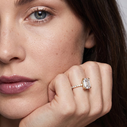 Novara Solitaire Pavé Emerald Diamond Ring in Yellow Gold - model.jpg